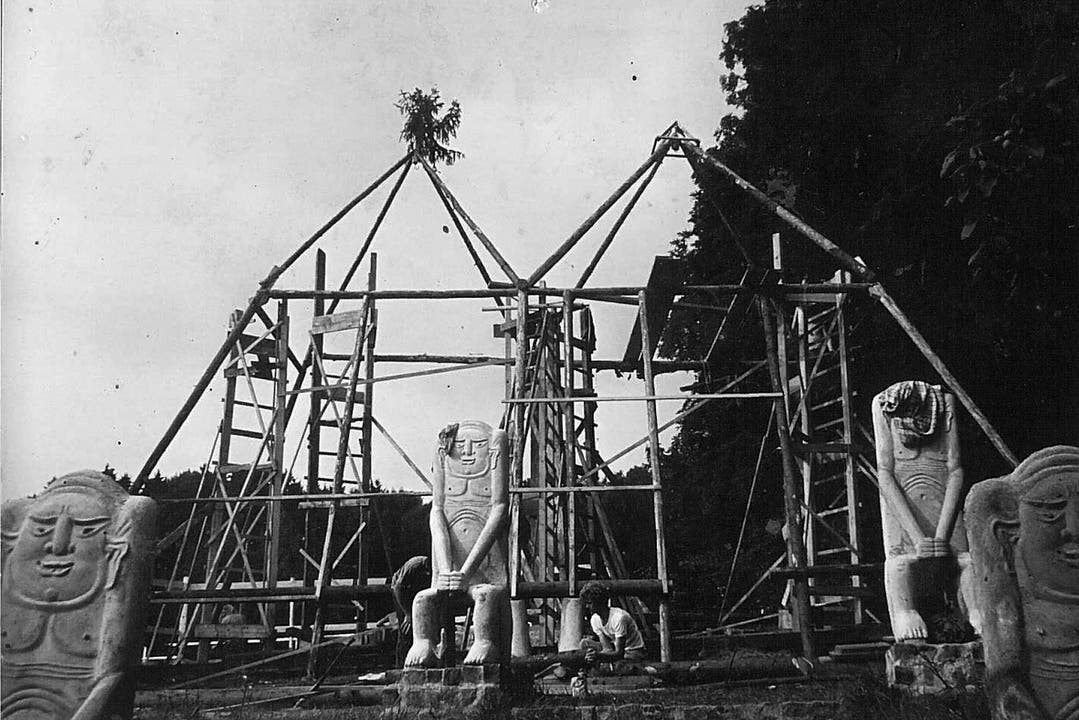 Der Aufbau des Bruno Weber Skulpturenparks