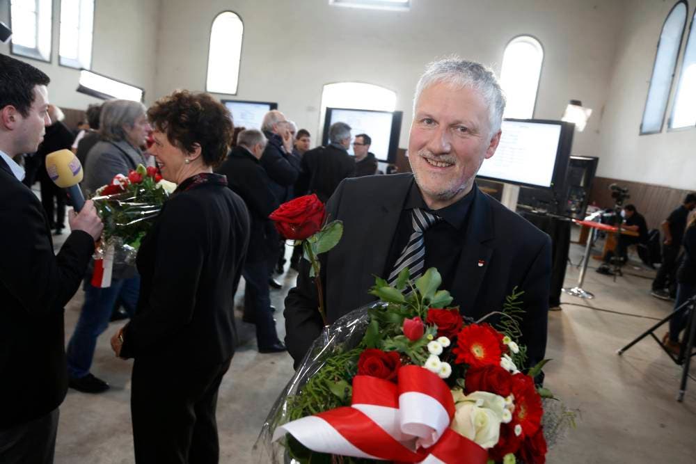 Peter Gomm mit Blumenstrauss. Der bisherige SP-Regierungsrat hat die Wiederwahl geschafft.