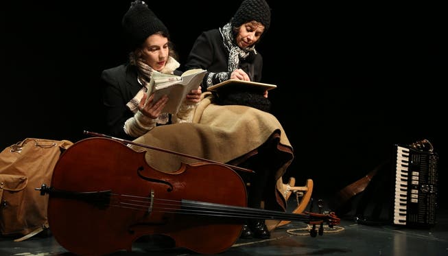 Das Theater mit Vivianne Mösli (l.) und Charlotte Wittmer erinnert an einen winterlichen Eintopf mit Kraut und Rüben sowie Wursträdli.zVG