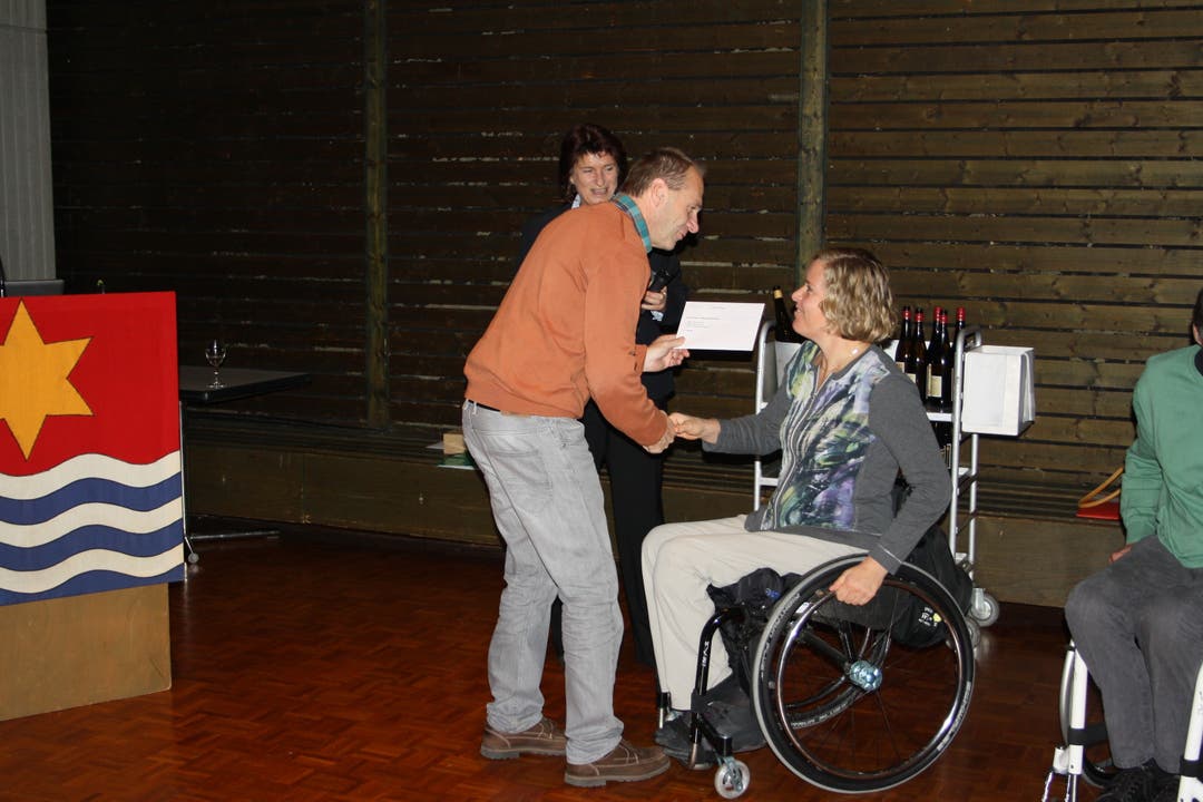 Karin Suter wird für ihre Glanzleistung im Rollstuhlbadminton geehrt