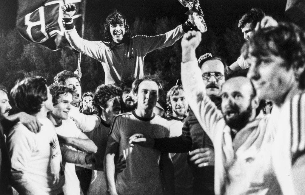 AC Bellinzona am 12. Mai 1980 nach dem 3 zu 0 Sieg im Nationalliga B Meisterschaftsspiel gegen den FC Grenchen von den Fans gefeiert. Mit diesem Sieg steht der Aufstieg der AC Bellinzona in die Nationalliga A bereits einige Runden vor Saisonende fest. (KEYSTONE/Str)