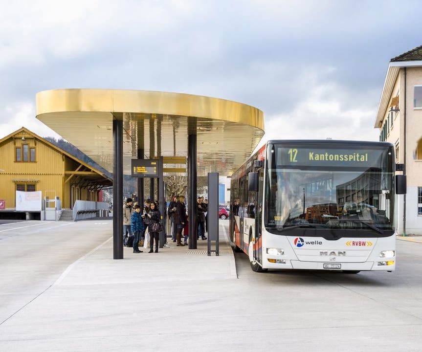 Der Bus verlässt den Bahnhof Wettingen in richtung Kantonsspital