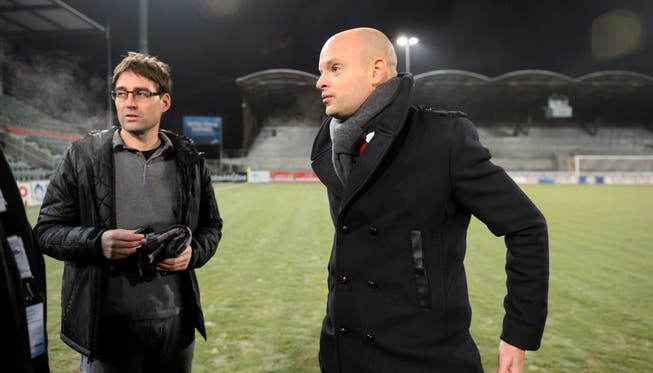 Aarau-Trainer René Weiler und Schiedsrichter Sebastien Pache am Samstag im Sittener Stadion, nachdem klar war, dass Sion – Aarau nicht stattfinden kann.