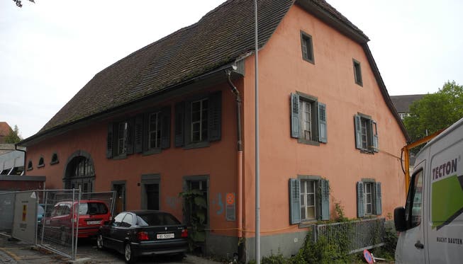 Das Rote Haus gegenüber der Schifflände gehörte einst zum Areal der «Bändelifabrik» Müller-Brunner. NBO