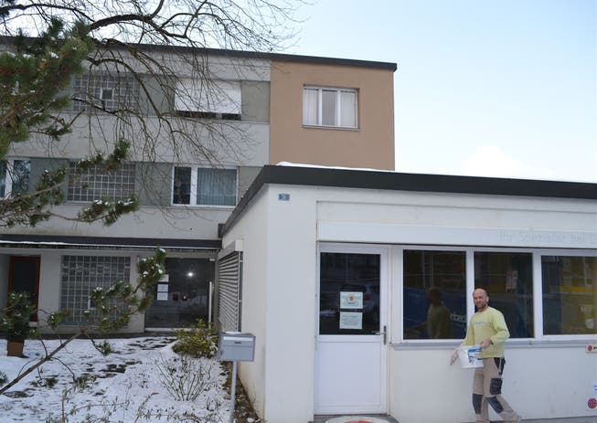 Neuer Standort Berikon: Ingo Malm will seine Arztpraxis ins Gewerbelokal (rechts) und ins Erdgeschoss des Wohngebäudes (hinten) verlegen. sl
