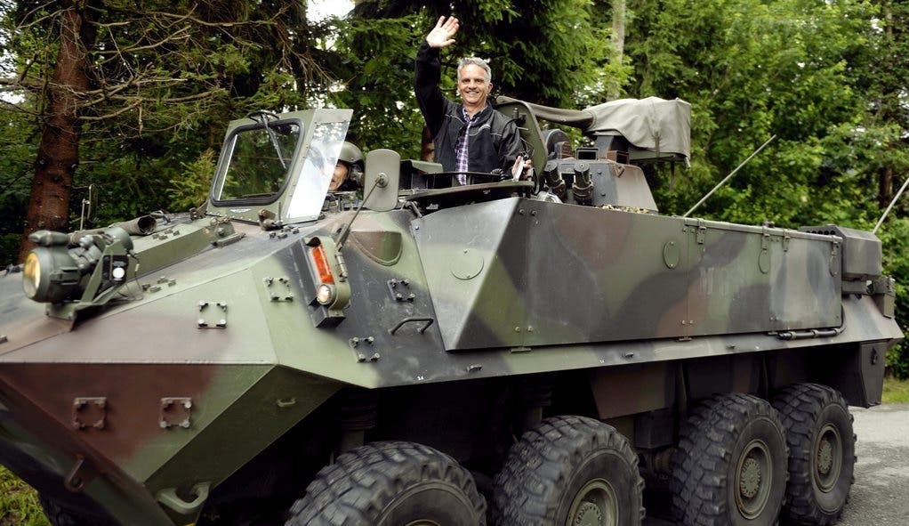 Bundesrat auf Reisen: Didier Burkhalter winkt vom Schützenpanzer