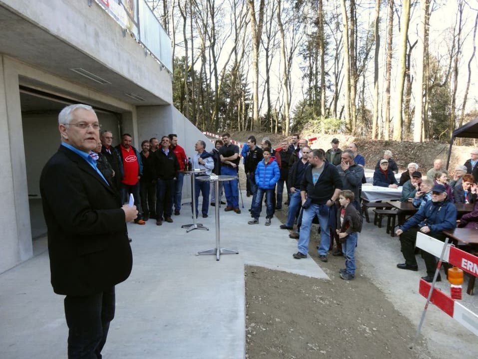 Gemeindeammann Willy Schürch begrüsst die Bevölkerung zur Einweihung des neuen Wasserreservoirs