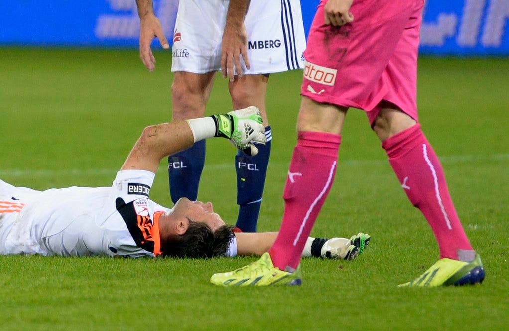 FCL-Goalie liegt nach einem Tritt ins Gesicht von Izmet Hajrovic verletzt am Boden.