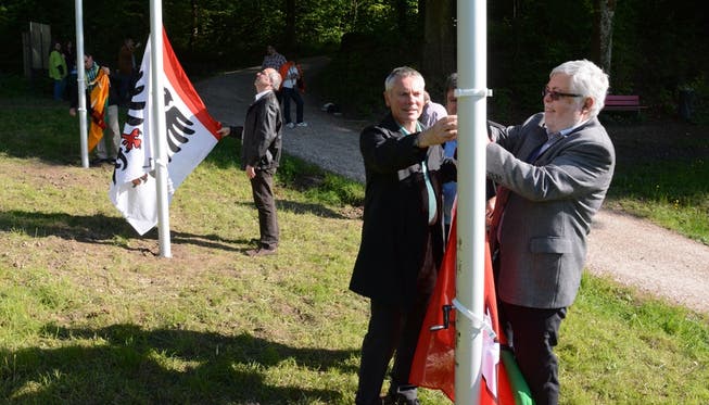 Suhrer Gemeindepräsident Beat Rüetschi (rechts im Bild) zog mit den Vertretern der Gemeinde Unterentfelden und der Stadt Aarau am Montagabend auf der neuen Fahnenburg am südlichen Eingang zum Wildpark Roggenhausen die Flaggen in die Höhe.