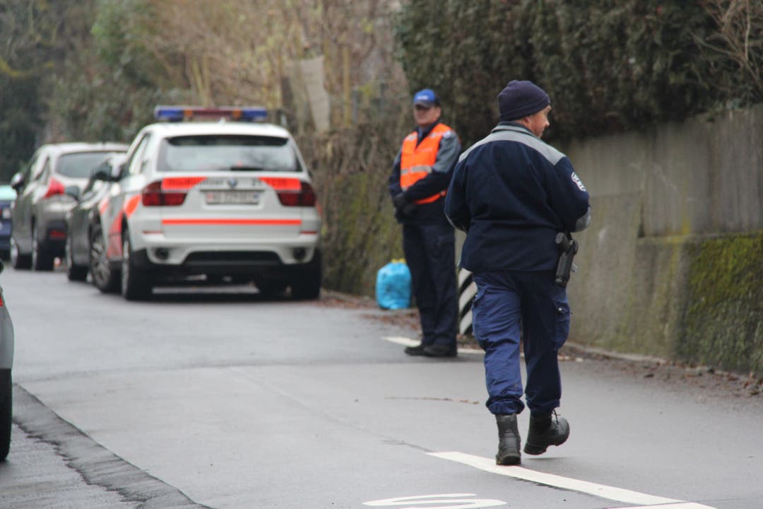 Die Kantonspolizei sucht in der Nachbarschaft nach Spuren