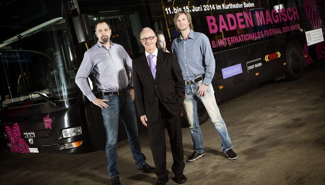 Der magische Bus der RVBW v.l.n.r.: Michel Gammenthaler (Moderator Baden Magisch), Stefan Kalt (Direktor RVBW), Sven Spacey (Initiant Baden Magisch)