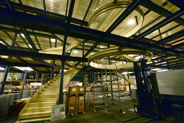 Die Wendeltreppe schlängelt sich vom Parterre des Omega-Standes bis in den dritten Stock