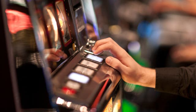 Die Polizei stiess auf insgesamt vier Glücksspielautomaten und neun Internet-Wettstationen. (Symbolbild)