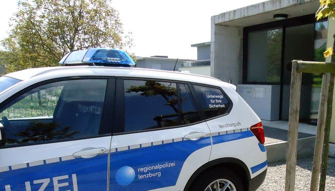 Ein Patrouillenfahrzeug der Repol Lenzburg vor dem Sitz der Regionalpolizei Seetal in Seengen.