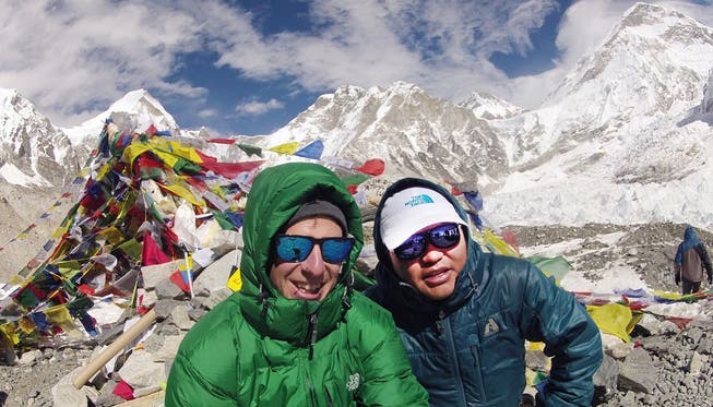Daniel Buchs (l.) und Sherpa Ash Gurung auf dem Dach der Welt – fünf Monate vor dem schweren Lawinenunglück am Mount Everest.