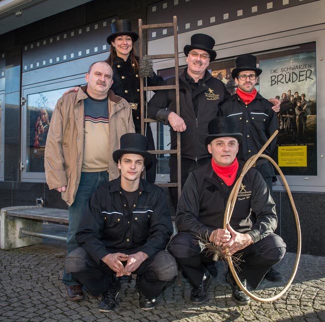 Das Team von Kaminfegermeister Peter Tischhauser (mit Leiter) verteilte Glücksbringer im Kino.Mathias Marx