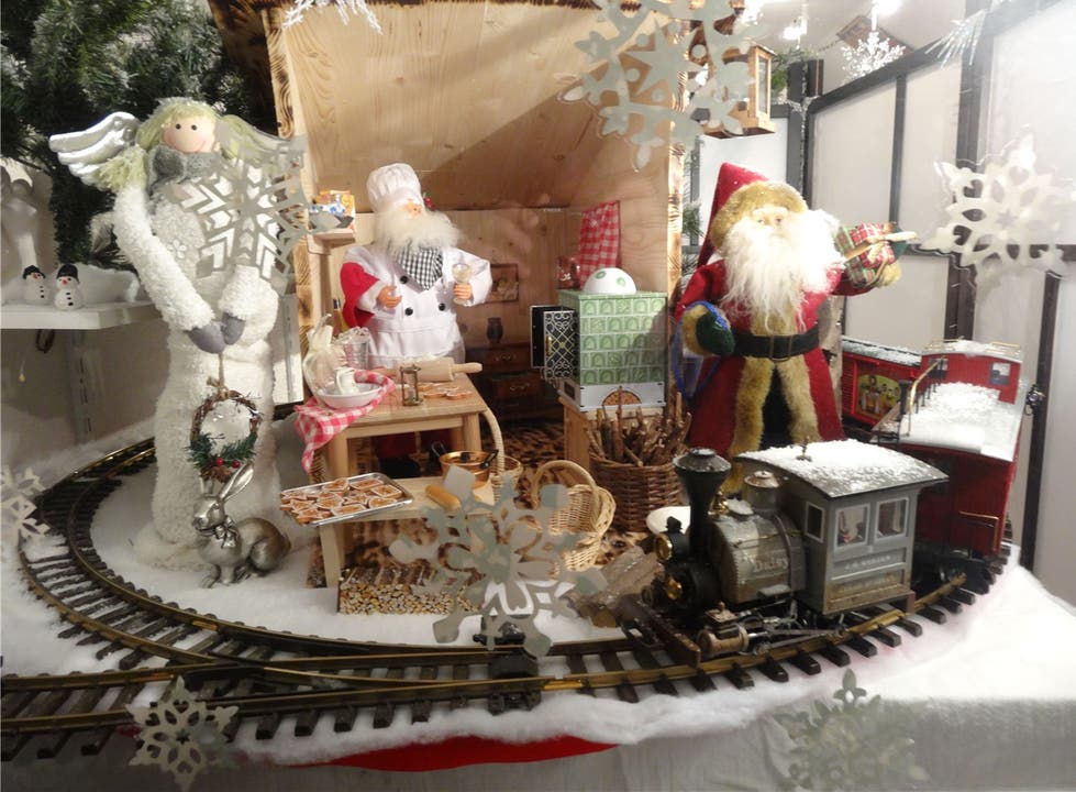 Das Adventsfenster Nr. 6 in Möhlin mit dem Weihnachts-Zug und der Samichlaus-Backstube. chr