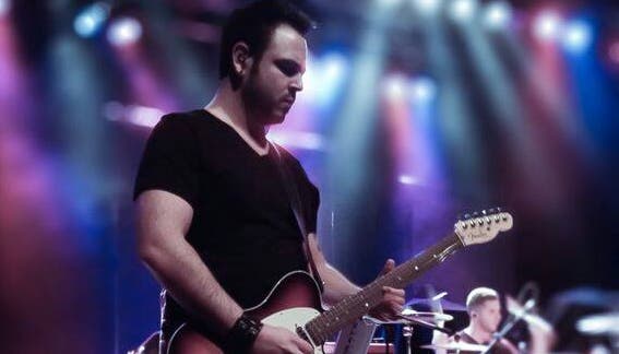 Der Reinacher Gitarrist Giuseppe Puglisi tritt mit seiner Band Neverage vor Bryan Adams auf.
