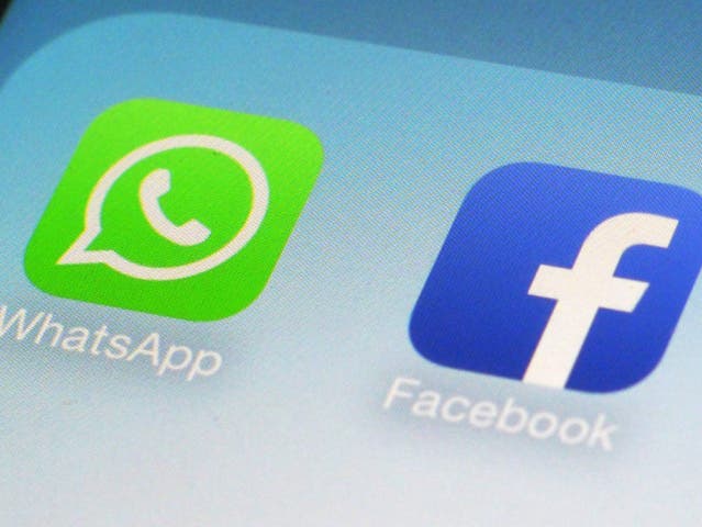 WhatsApp- und Facebook-Symbole auf einem Smartphone (Symbolbild)