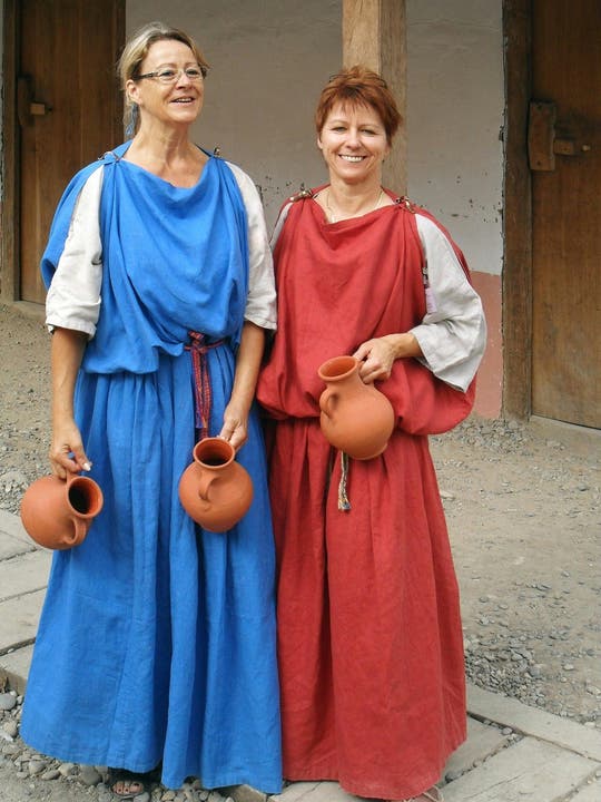Als Römerinnen und Römer halten die Museumsfreiwilligen die römische Küche in Betrieb, helfen in der Römerwerkstatt Fabrica beim Backen und Basteln oder erteilen als Gastgeberinnen und Gastgeber hilfreiche Informationen