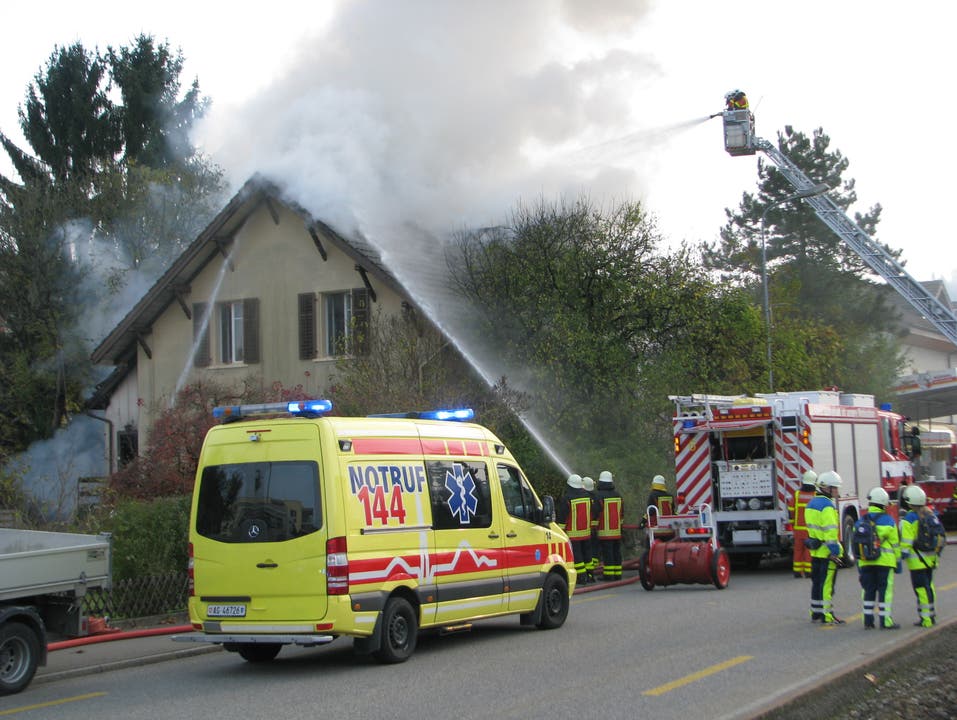 Die Feuerwehr bekämpft den Brand in einem Zweifamilienhaus an der Aarauerstrasse in Schöftland.