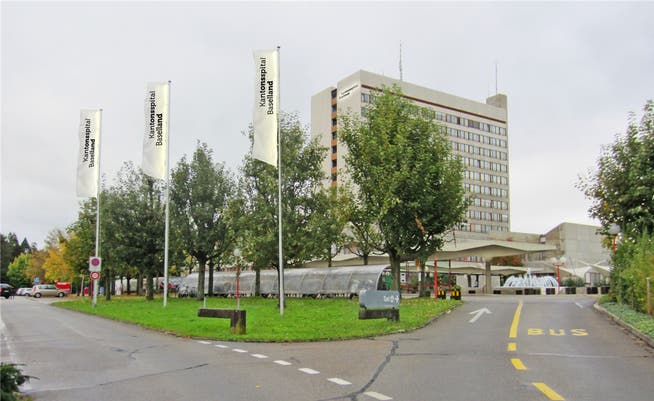 Der neue Schriftzug auf dem Bruderholz: Das Logo soll gemäss CEO Schneider die Dynamik des Kantonsspitals symbolisieren.