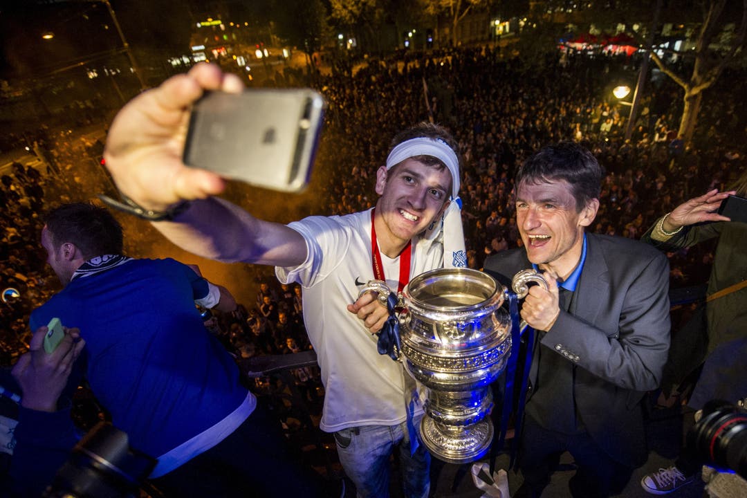 FCZ-Spieler Pedro Henrique Konzen macht einen Selfie von sich und seinen Trainer Urs Meier