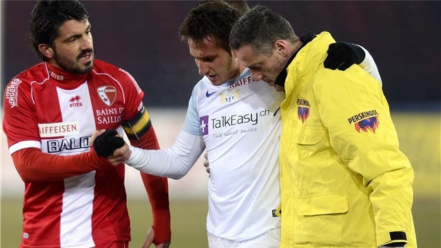 Mario Gavranovic muss das Spielfeld verlassen, Täter Gattuso entschuldigt sich.