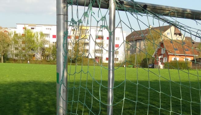Verlassen steht das Tor auf dem ehemaligen Fussballplatz Riburg, der als Sportanlage ausgedient hat und umgezont wurde.