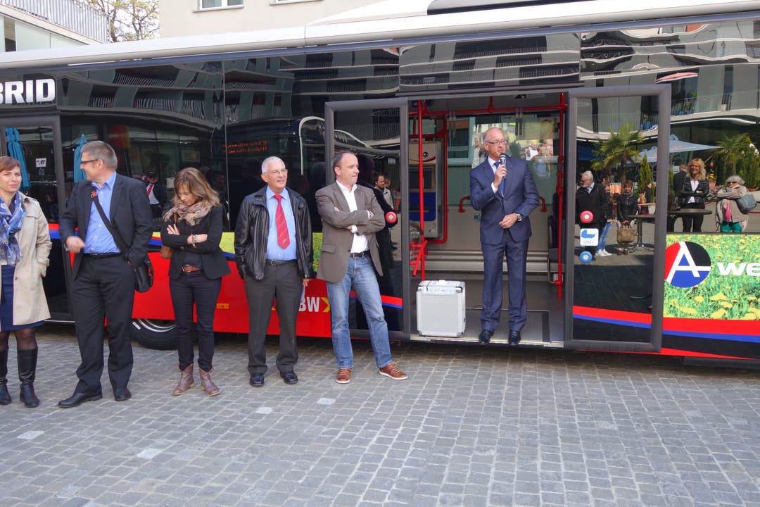RVBW Direktor Stefan Kalt (in der Bustüre) stellt die neuen Fahrzeuge vor