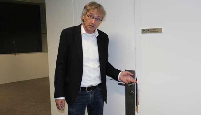 Hans Rudol Stauffacher, Rektor der Kantonsschule Baden zeigt, welche Schäden die Diebe beim Aufbrechen von Türen hinterlassen haben.