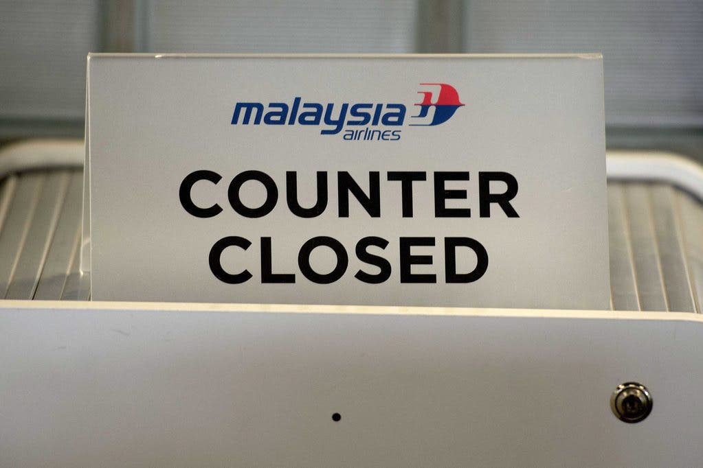 Am Amsterdamer Flughafen bleibt der Schalter der Malaysia Airline geschlossen