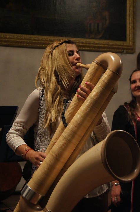Eliana Burki bläst gekonnt das Alphorn-Saxofon
