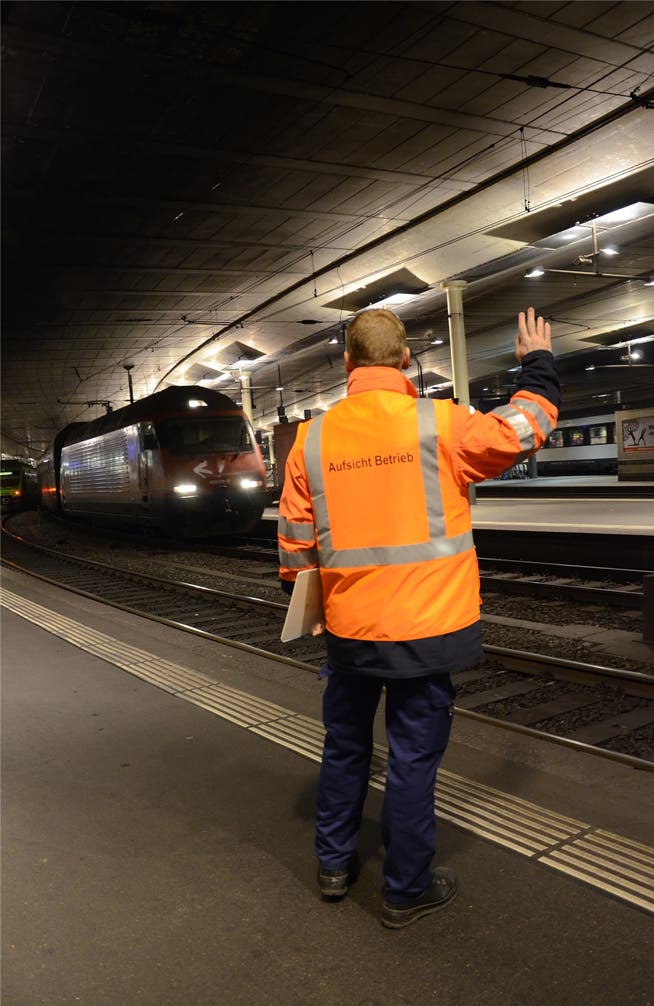 Ab 1. April nicht mehr auf den Perrons der grossen Bahnhöfe zu sehen: Betriebliche Aufsicht der SBB-Division Infrastruktur, in Orange.