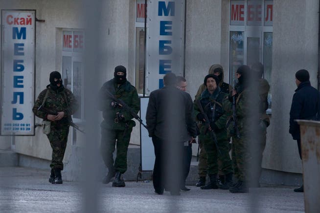 Bewaffnete Soldaten auf der Krim in Simferopol