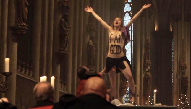 Nacktprotest an der Weihnachtsmesse im Kölner Dom