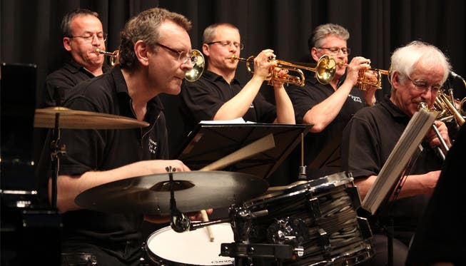 Ingo Ganter (Mitte) führt in Dättwil zum ersten Mal die 18-köpfige Aargauer Big Band Exciting Jazz Crew durch ein Konzert.