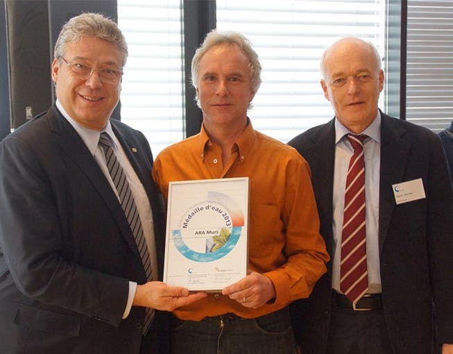 Filippo Lombardi (Ständeratspräsident, links) und Martin Würsten (Präsident Verband Schweizer Abwasser- und Gewässerschutzfachleute) übergeben Paul Strebel (Klärmeister Muri) die Auszeichnung. zvg