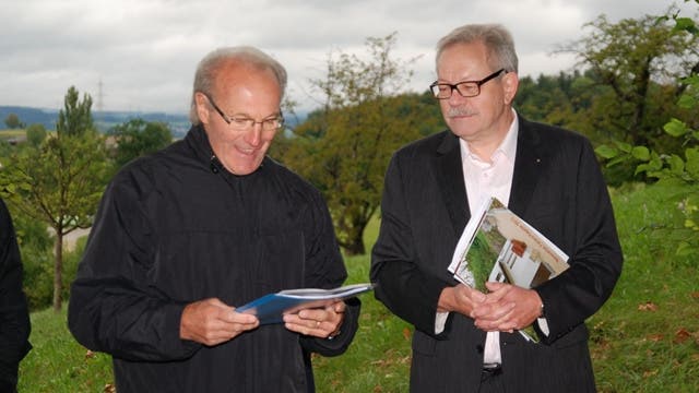 George Erni (links) nimmt den Check in Höhe von 10000 Franken von Heinz Schmid entgegen.