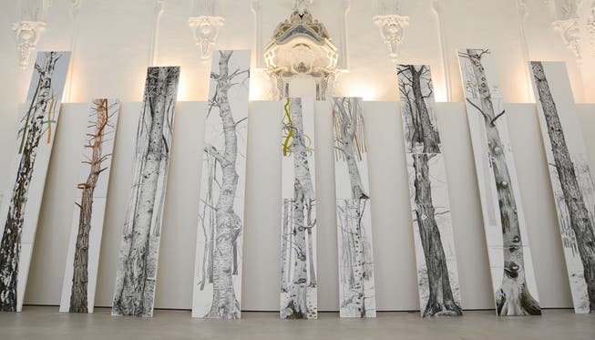 Alois Mosbachers Bäume stehen der Natur folgend aufeinandergesetzt und untereinander austauschbar wie im Wald schräg an der Wand.