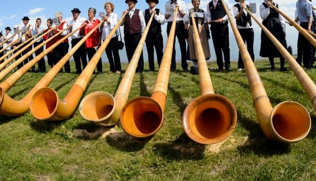Zwei Schüler wollten in Laupersdorf Alphornspielen lernen. (Symbolbild)