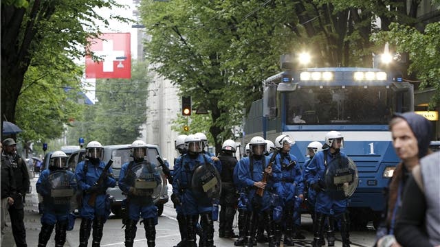Polizei riegelt den Übergang von der Bahnhofstrasse zum Paradeplatz am 1. Mai 2010 ab. (key)