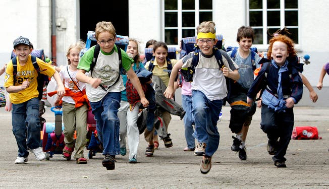 Die FDB-Fraktion im Kantonsrat verlangt 40 Wochen Schule pro Jahr, für die Schüler würde das zwei Wochen weniger Ferien bedeuten.