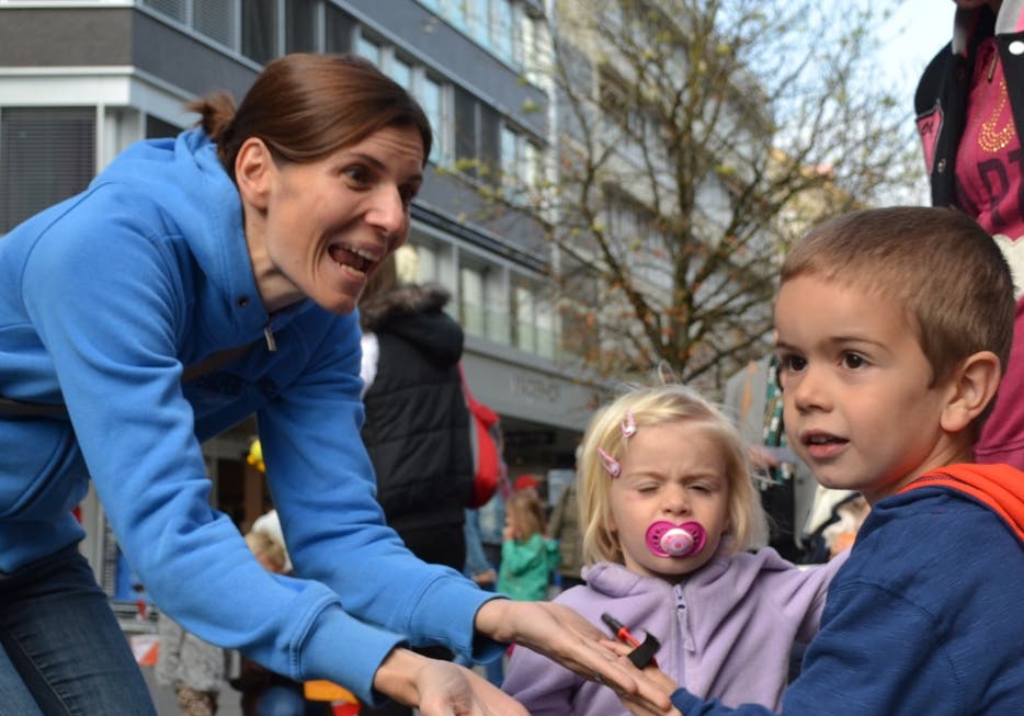 Kinder schnuppern OL-Luft in der Badener Innenstadt