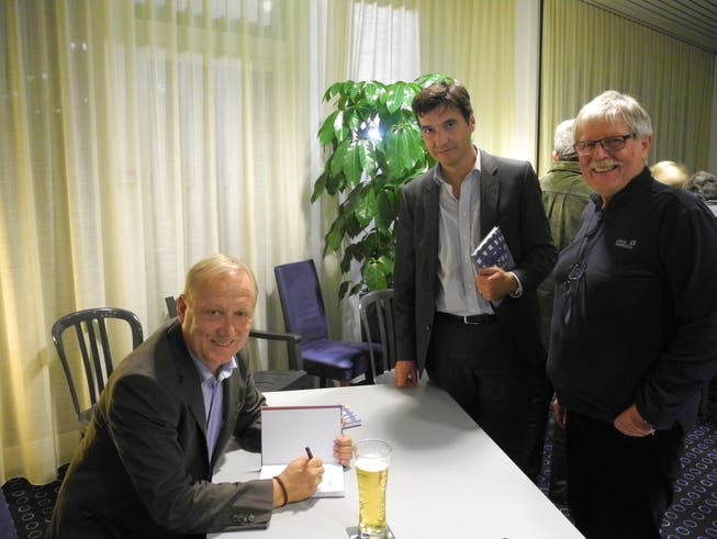Peter Brotschi signiert Bücher für Stadtpräsident François Scheidegger (mitte) und Urs Scheidegger, alt Stadtpräsident von Solothurn