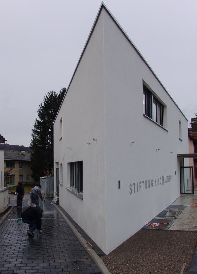 Der «Isbrächer», das Verwaltungs- und Schulgebäude der Stiftung Kind und Autismus in Urdorf und Louis Küffer der scheidende Leiter.