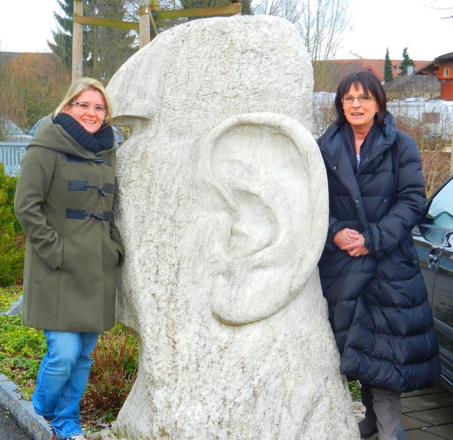 Miriam Salzmann und ihre Tante Franziska Ritter-Kofmehl (rechts) vor der Steinfigur, die auf dem Gelände der ehemaligen Sägerei vor dem Kofmehl-Huus steht.