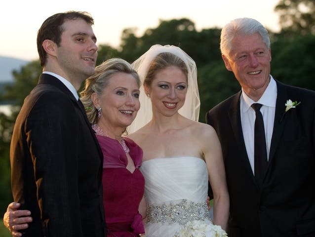 Hochzeitsfoto: Chelsea Clinton mit Mutter Hillary, Vater Bill (r.) und Gatte Mark Mezvinsky (Archiv)