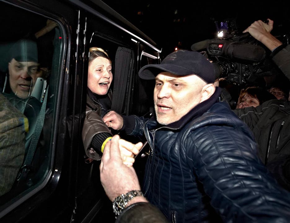 Timoschenko verlässt das Spital in Kharkiv in einem Fahrzeug.
