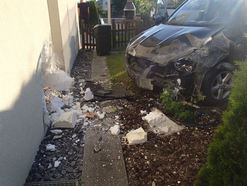 Herrenloses Fahrzeug in Auenstein verursacht grossen Schaden.